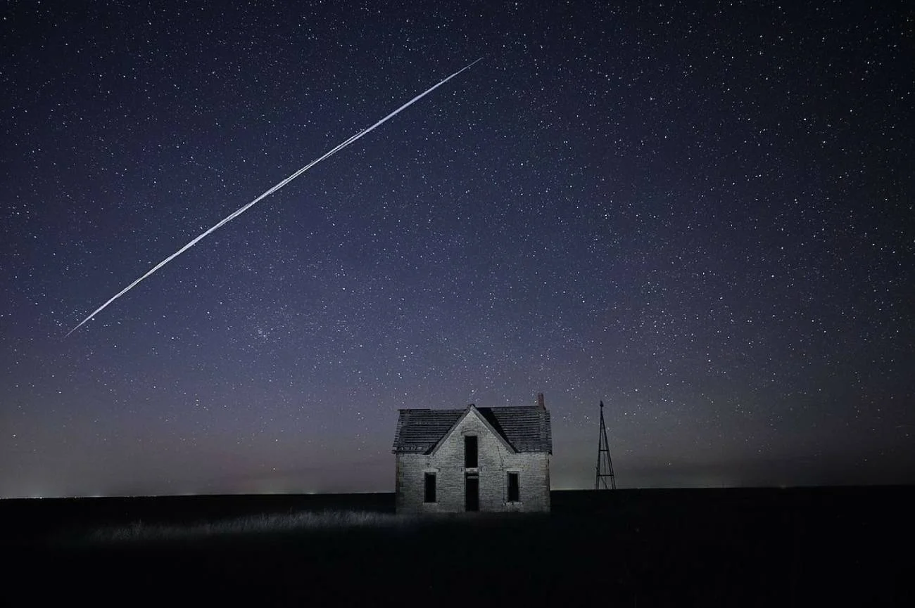 Satelity Starlink na nocnym niebie.