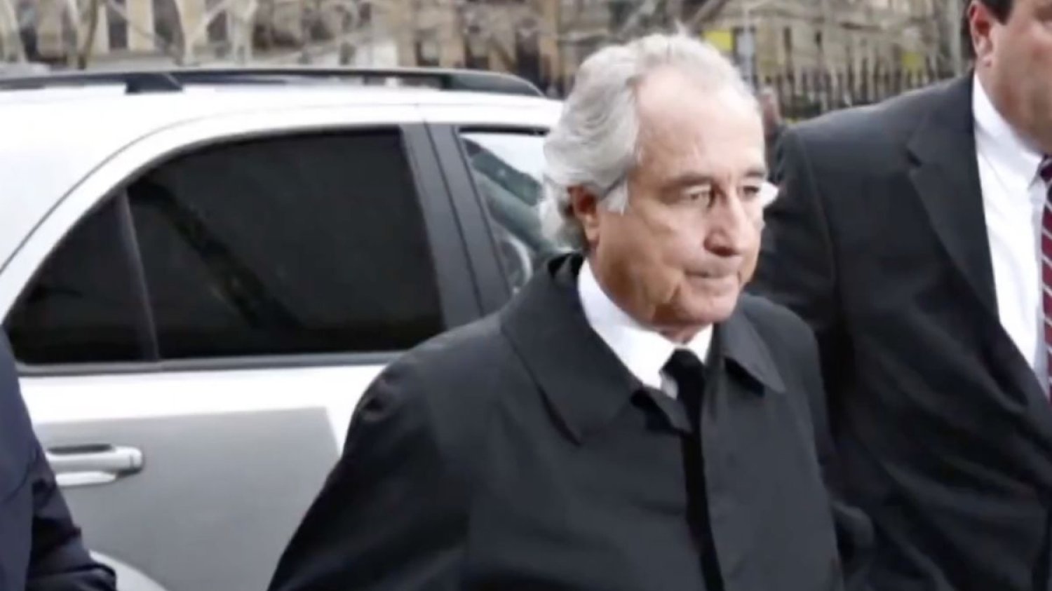 Bernie Madoff to twórca największej piramidy finansowej w dziejach USA. Swoje ofiary oszukał na ok. 65 mld dolarów.