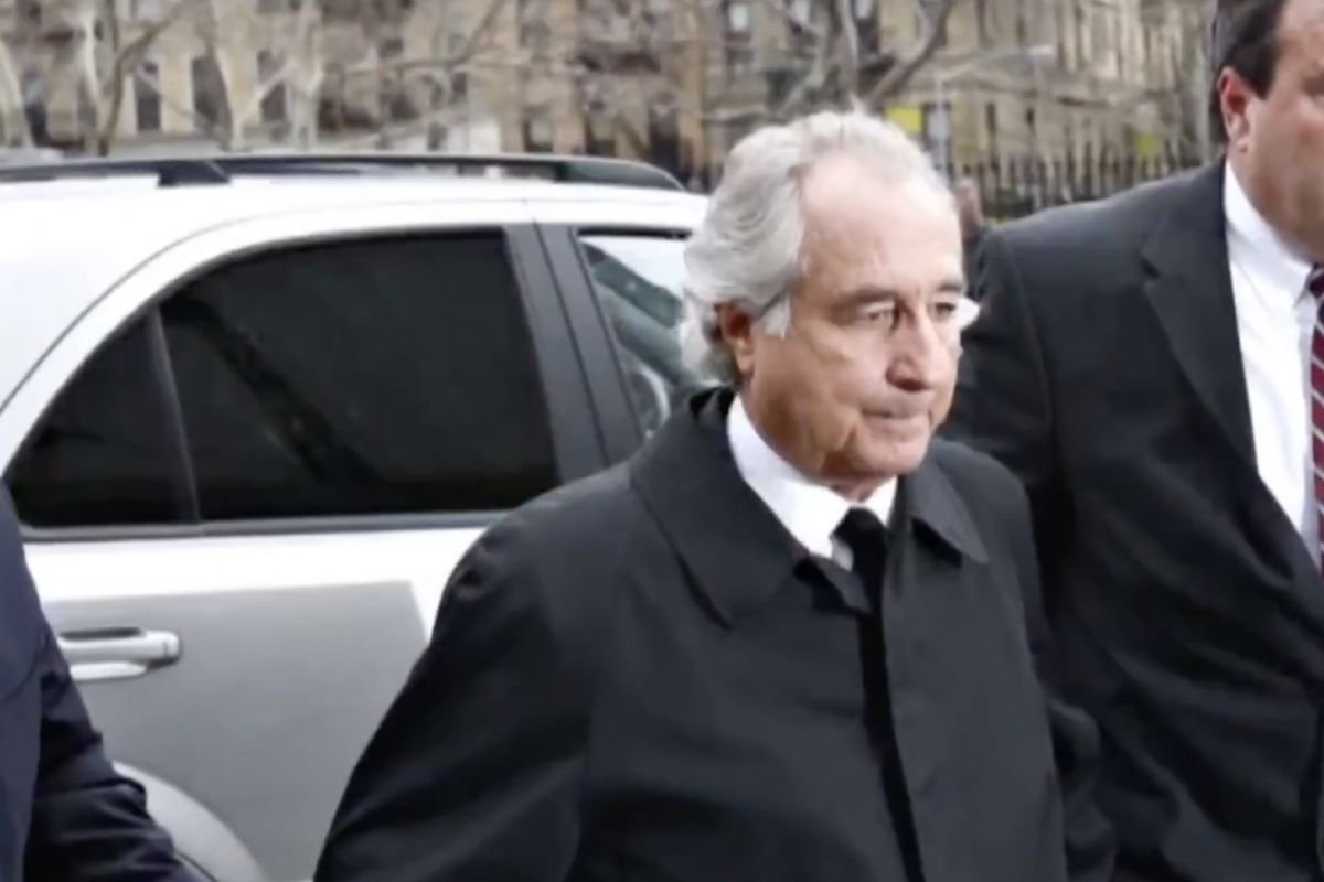 Bernie Madoff to twórca największej piramidy finansowej w dziejach USA. Swoje ofiary oszukał na ok. 65 mld dolarów.