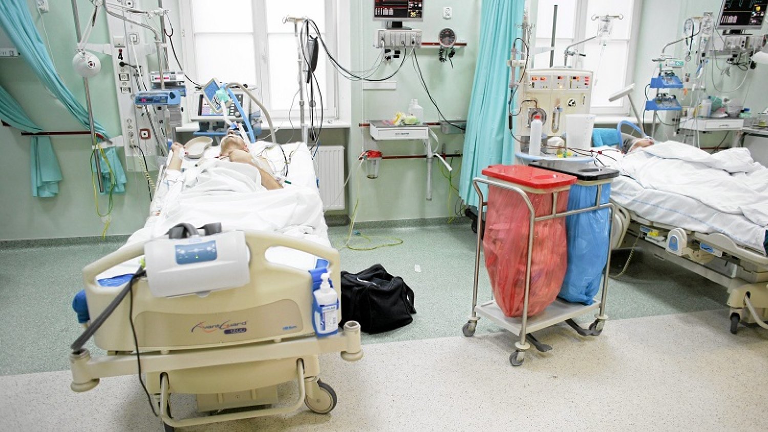 W szpitalach w całej Polsce zaczyna brakować respiratorów. Polacy boją się, że nie będzie jak leczyć ich bliskich.
