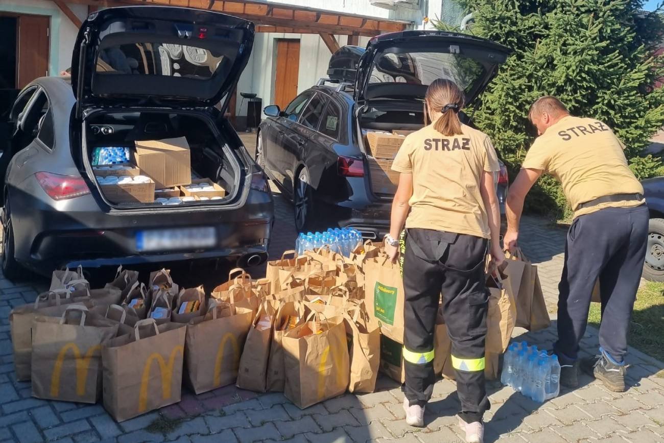 Popularna sieć fast-food dementuje pogłoski o problemach z ich akcją wydawania darmowych posiłków dla służb mundurowych.