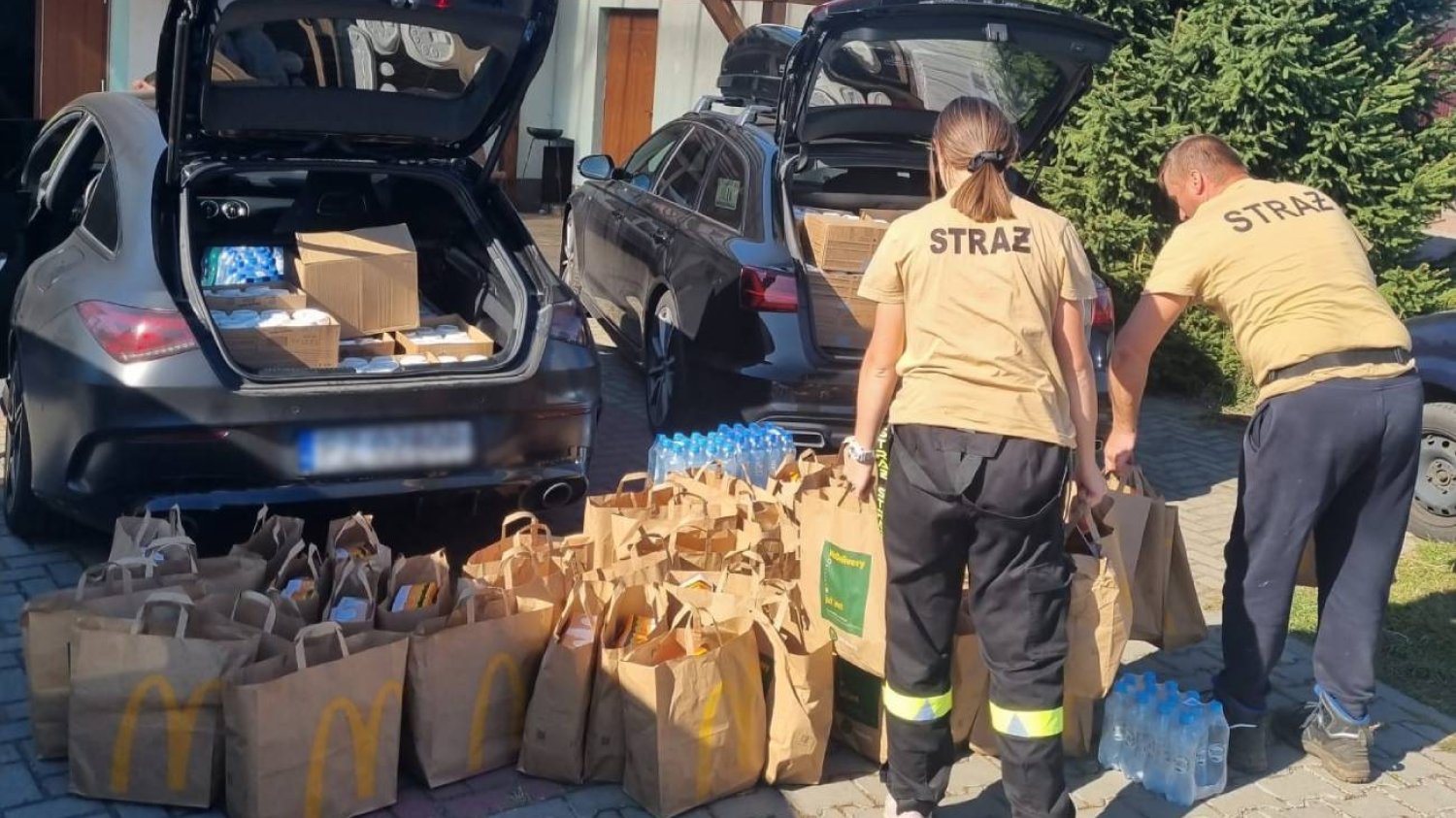 Popularna sieć fast-food dementuje pogłoski o problemach z ich akcją wydawania darmowych posiłków dla służb mundurowych.
