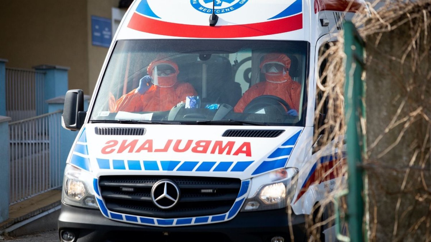 Aby pomóc pracownikom służb medycznych, ludzie m.in. szyją samodzielnie maseczki ochronne. Niestety, szpitale nie mogą przyjmować środków ochrony osobistej bez atestu.