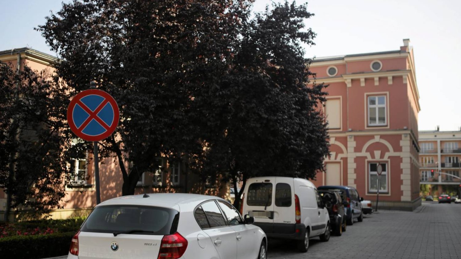 Samochód parkujący na zakazie