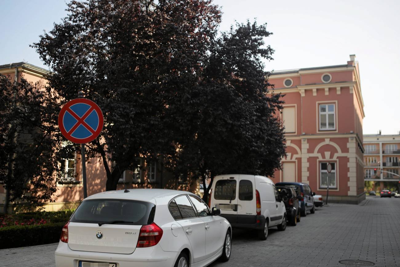 Samochód parkujący na zakazie