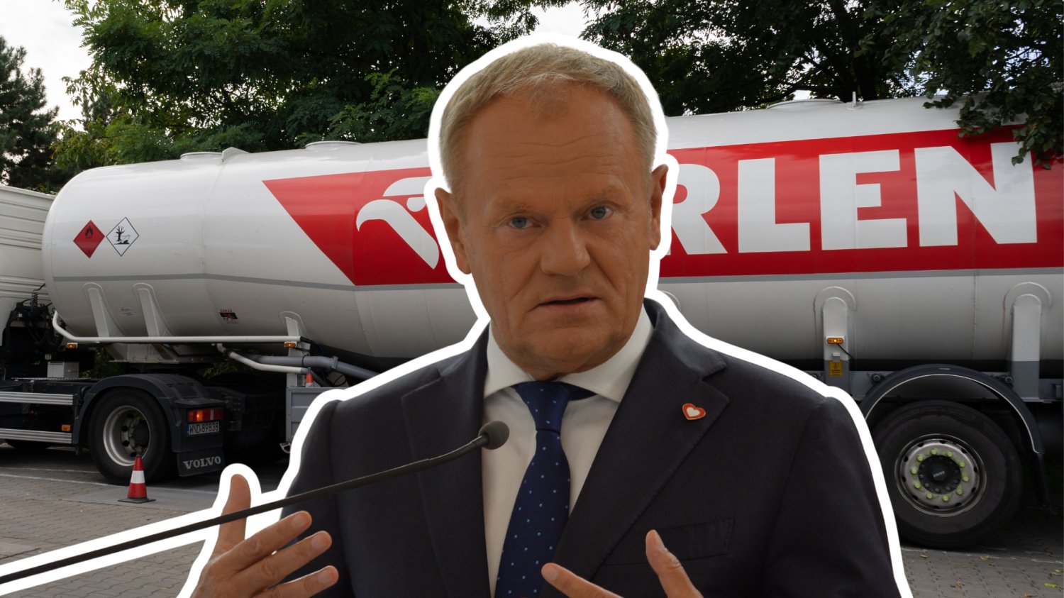 "Tusk łupi Polaków na paliwie". Populistyczne gierki przy pompie i krótka pamięć Donald Tusk. W tle ciezarowka z paliwem Orlen.