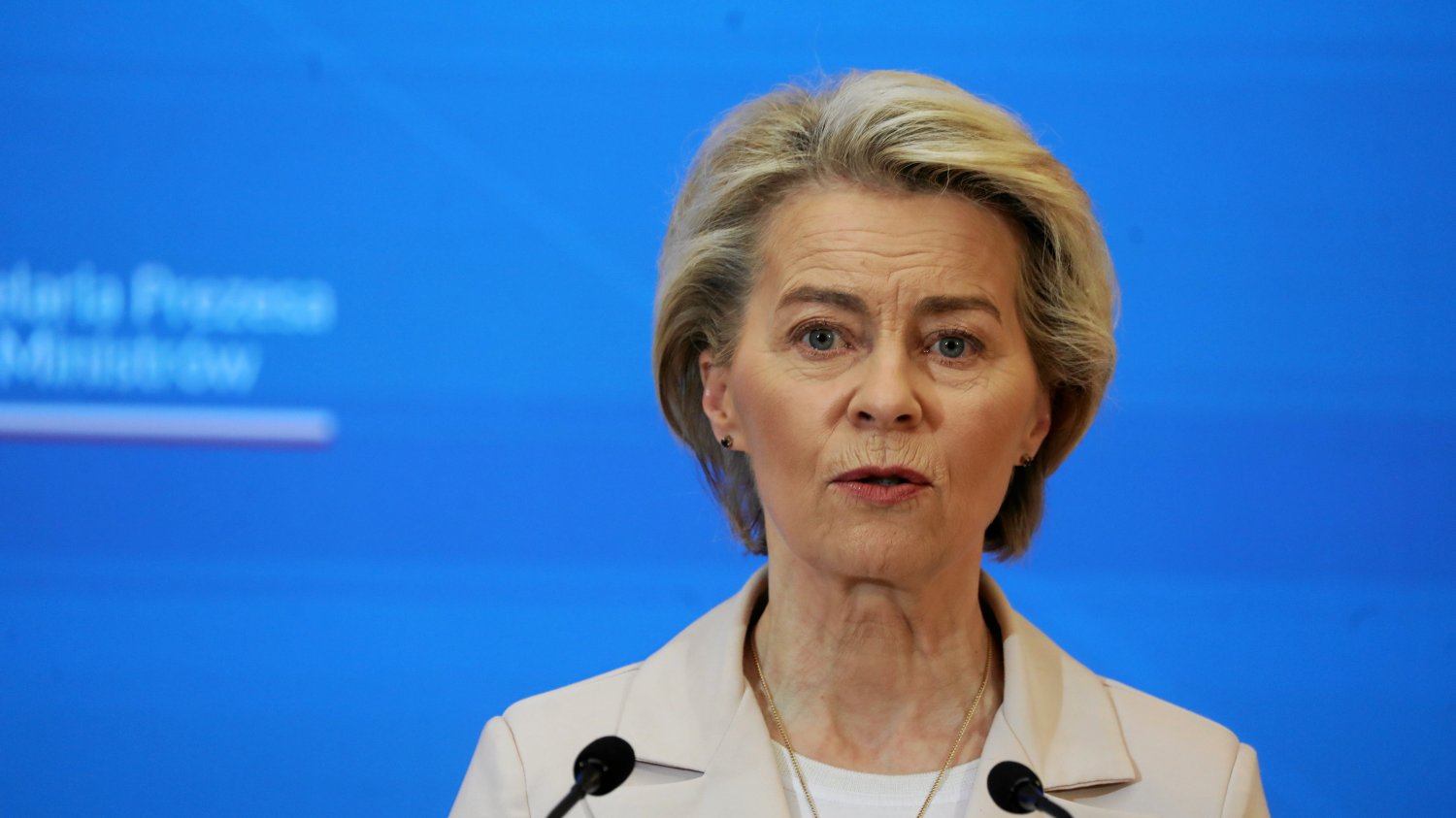 Ursula von der Leyen stojąca przy mikrofonach na tle tablicy z logo Kancelarii Prezesa Rady Ministrów.