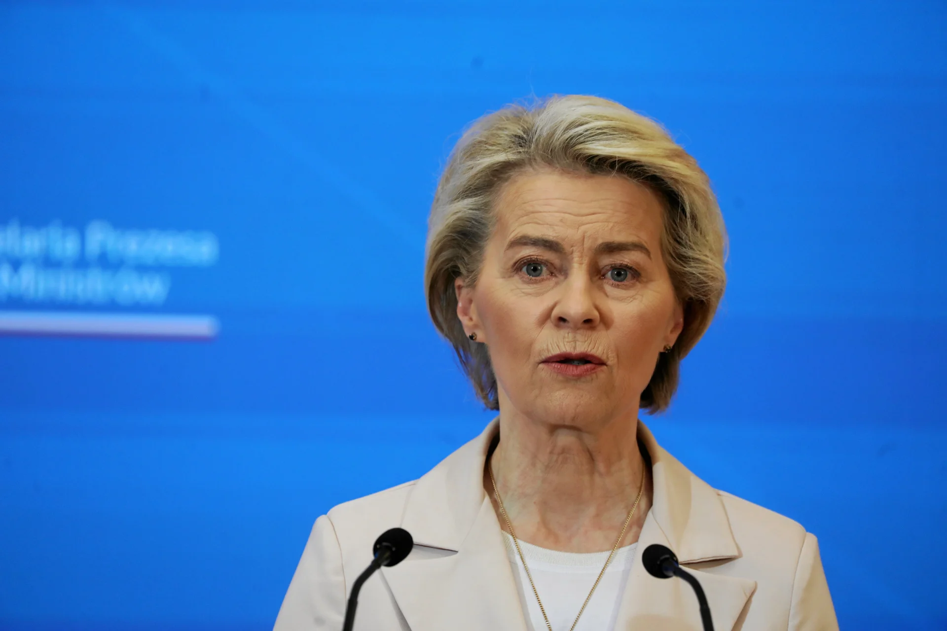 Ursula von der Leyen stojąca przy mikrofonach na tle tablicy z logo Kancelarii Prezesa Rady Ministrów.