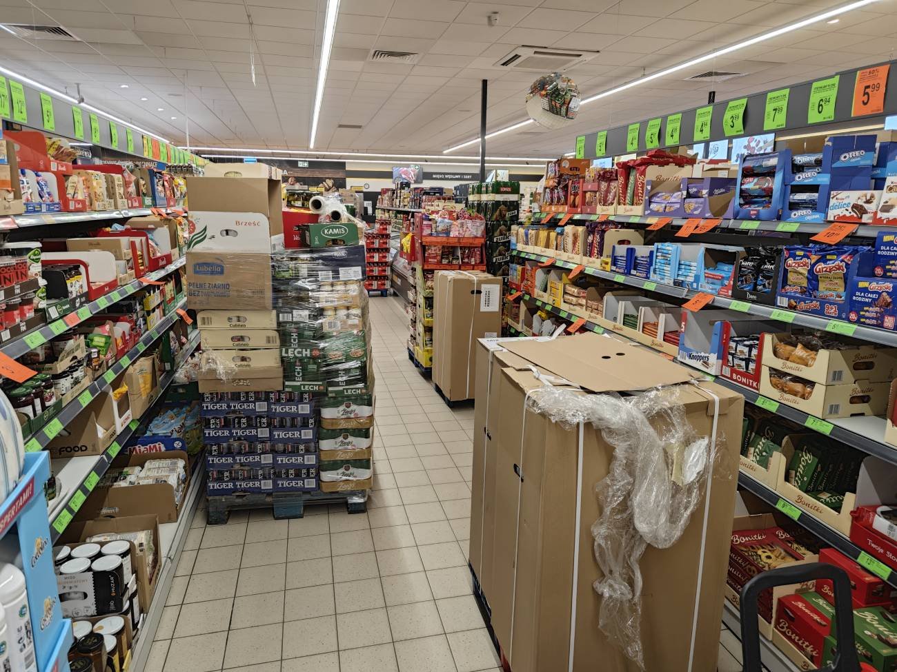 Brakuje osób do pracy w Biedronkach.