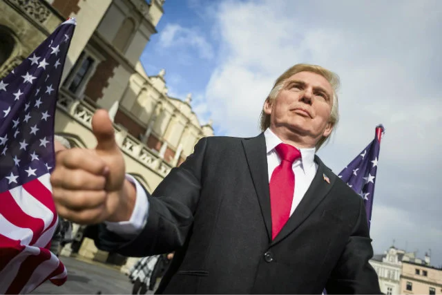 Władcy świata marionetkami? "Donald Trump" na krakowskim rynku. Politycy swoje, biznes swoje - twierdzą nasi eksperci. Wybór tak naprawdę, ich zdaniem, nie będzie miał wielkiego wpływu na gospodarkę.