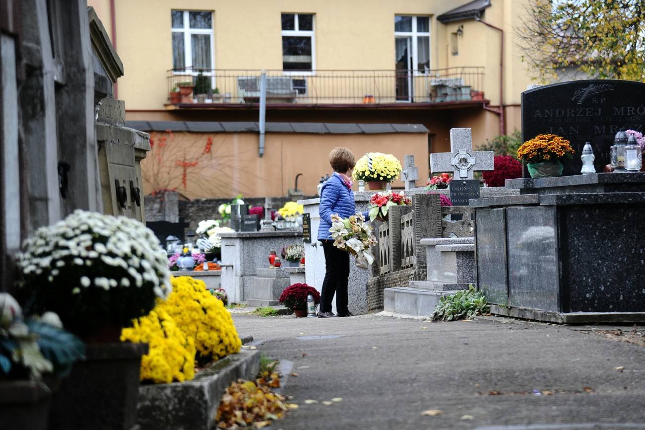 Jak znaleźć zmarłego na cmentarzu?