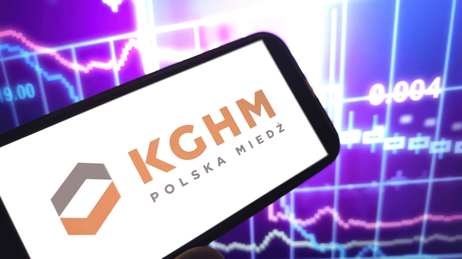 Logo KGHM. Akcje KGHM tanieją. Korekta to wcale nie efekt wymiany prezesa Logo KGHM. Akcje KGHM tanieją. Korekta to wcale nie efekt wymiany prezesa.
