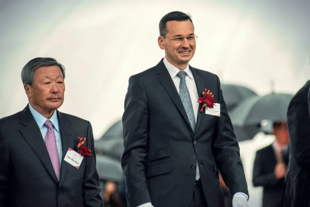 Mateusz Morawiecki podczas uroczystości rozpoczęcia budowy fabryki baterii do samochodów elektrycznych