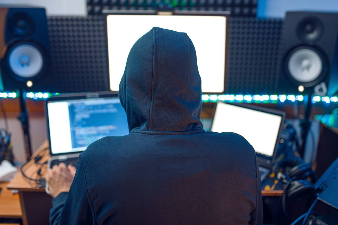 Haker przy komputerze