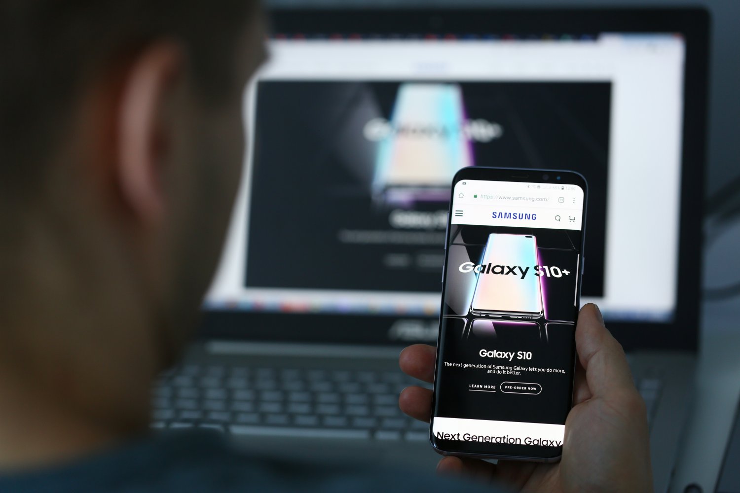 Samsung Note10 i Galaxy S10 mają ultrasoniczny czytnik linii papilarnych. Bez oryginalnej folii, odblokujesz go każdym, także cudzym, palcem.