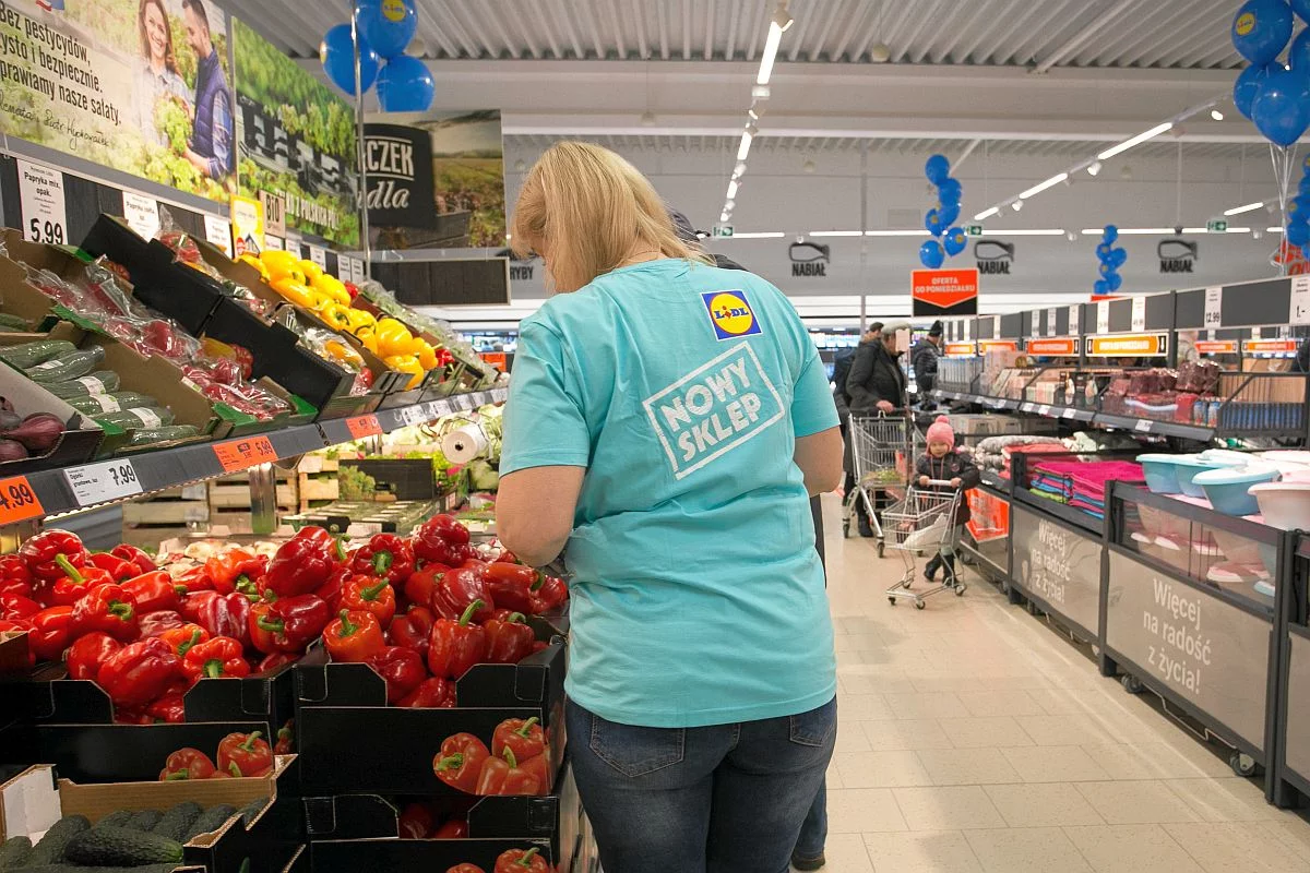 Od poniedziałku, 5 sierpnia, w sklepach Lidl przy zakupach za m.in. 60 złotych, zawierających co najmniej jedno warzywo lub owoc, klienci otrzymają magnes z nową Piramidą Zdrowego Żywienia i Aktywności Fizycznej.