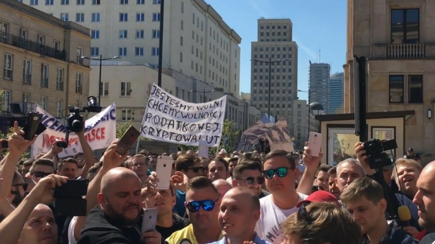 Demonstracja inwestorów handlujących kryptowalutami pod warszawską siedzibą ministerstwa finansów.