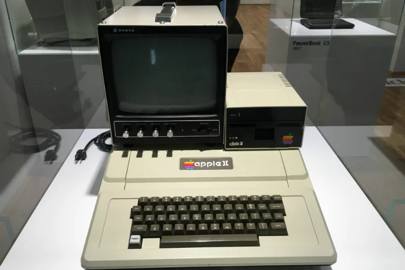 Jednym z eksponatów otwartego w Czechach muzeum jest Apple II, czyli 8-bitowy komputer domowy, który trafił do sprzedaży w 1977 roku. Jako pierwszy komputer na świecie wyświetlał kolorową grafikę
