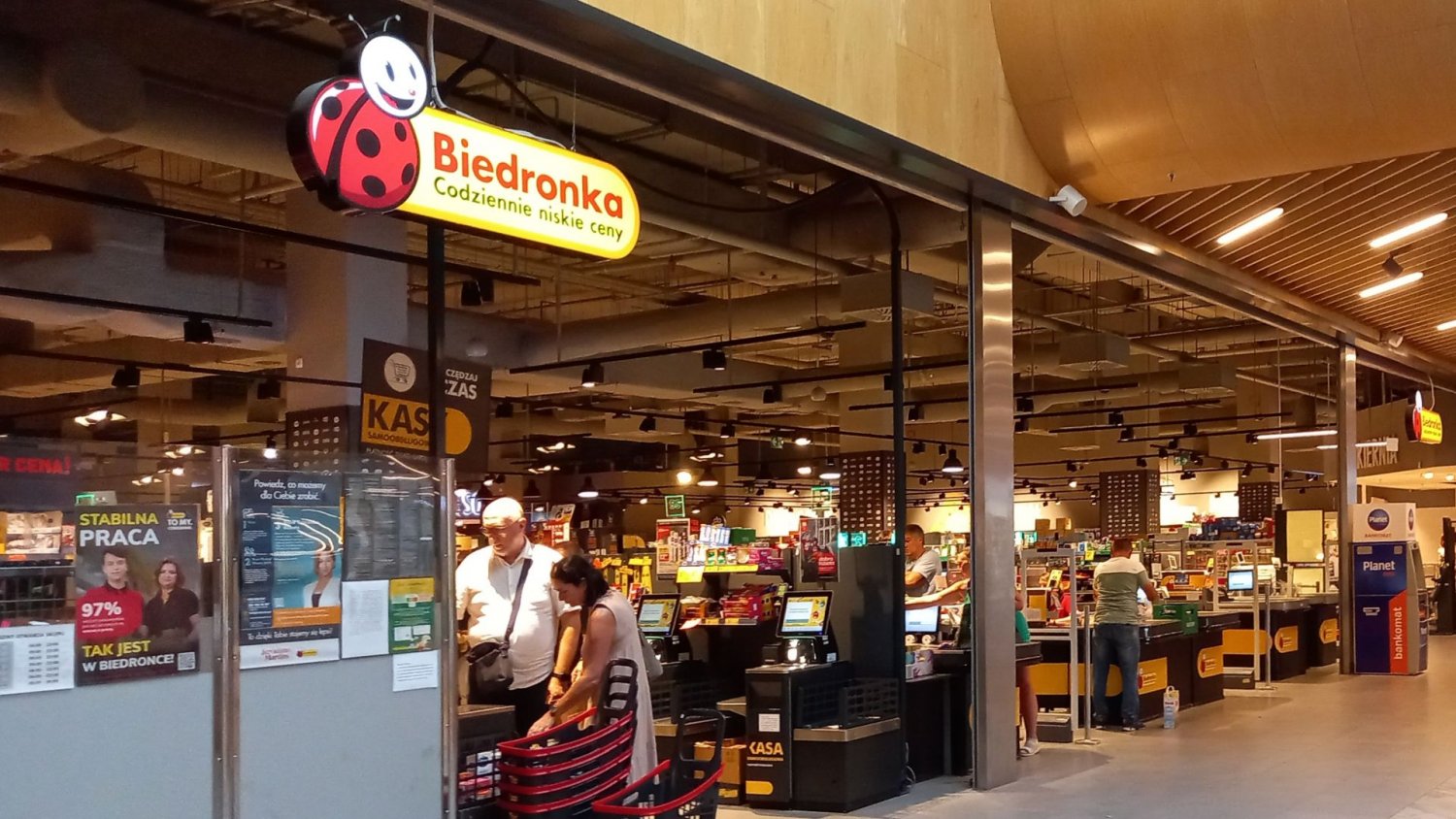 Biedronka da pracownikom po 4 tys. zł nagrody. Deszcz pieniędzy w sklepach mimo burzy na świecie