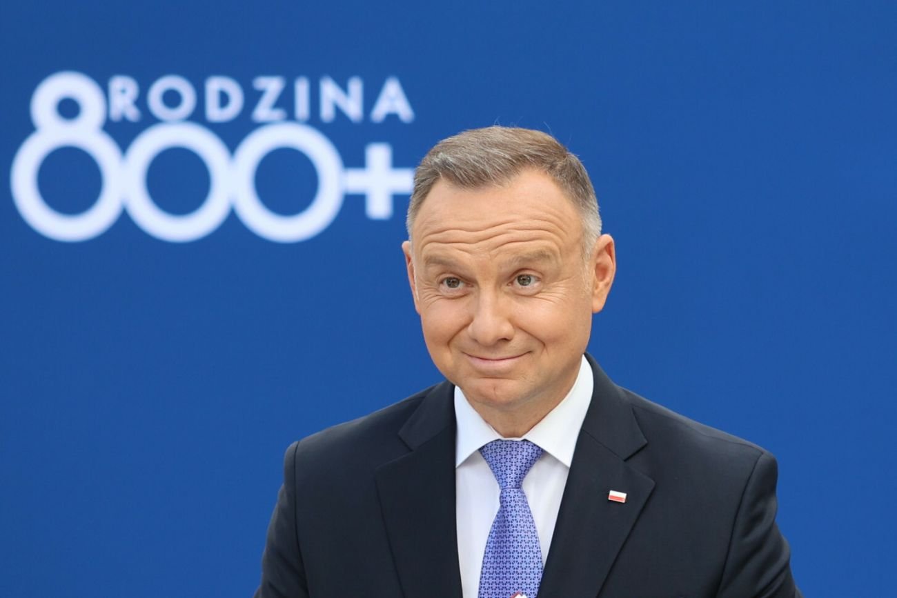 Prezydent Andrzej Duda podpisuje nowelizację ustawy o pomocy państwa w wychowywaniu dzieci.
