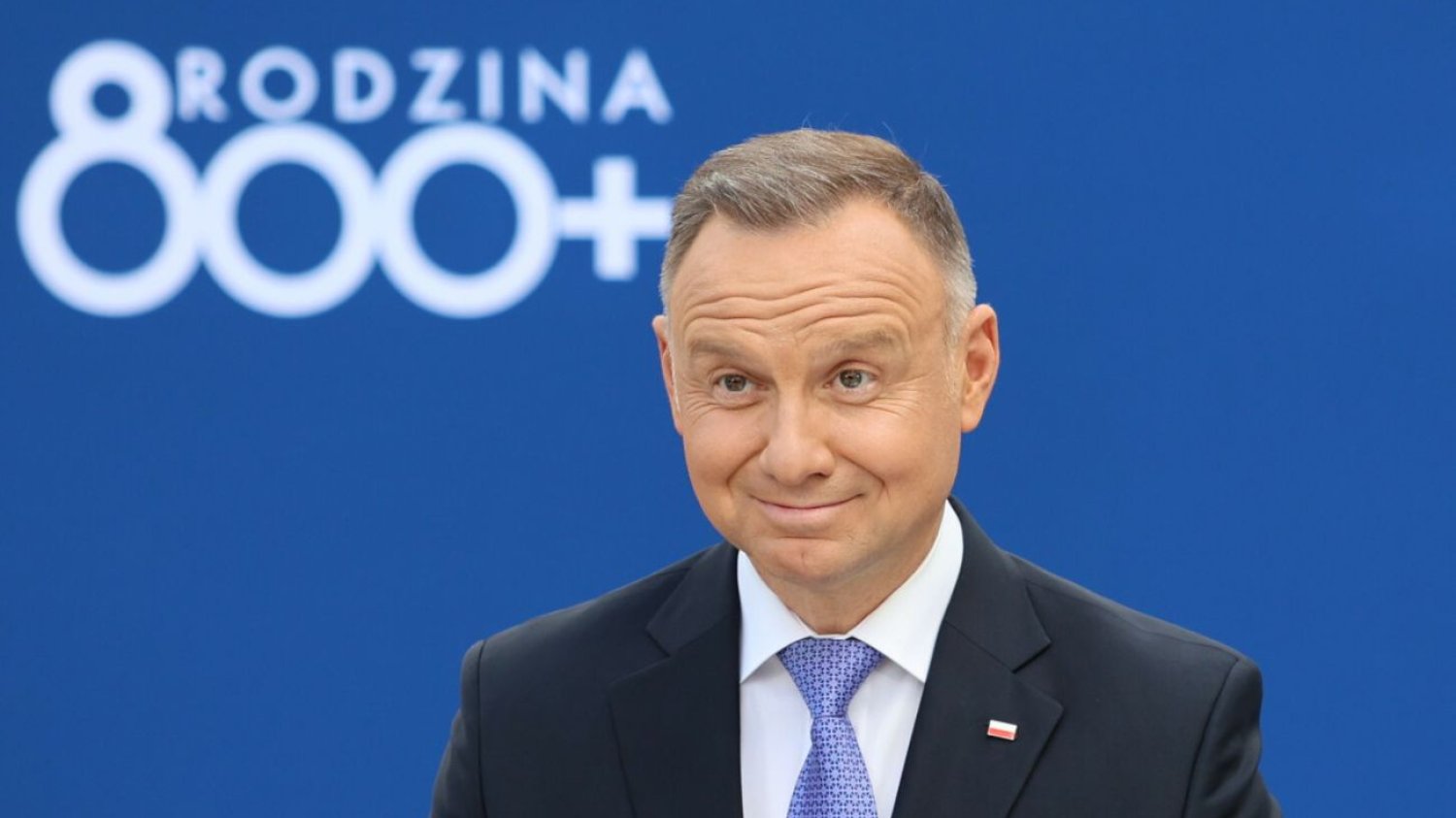 Prezydent Andrzej Duda podpisuje nowelizację ustawy o pomocy państwa w wychowywaniu dzieci.