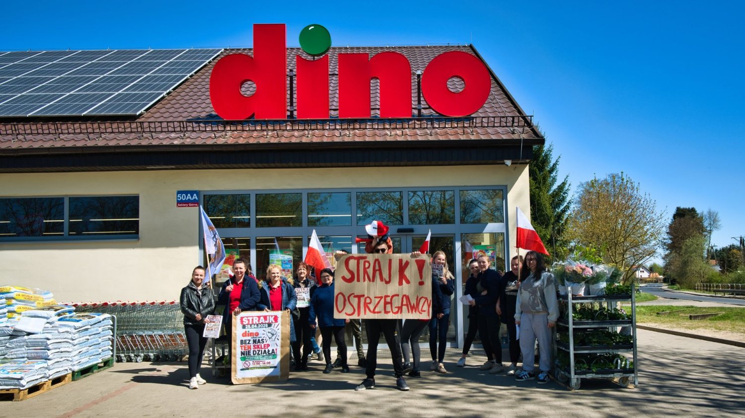 Ludzie strajkują pod sklepem Dino.