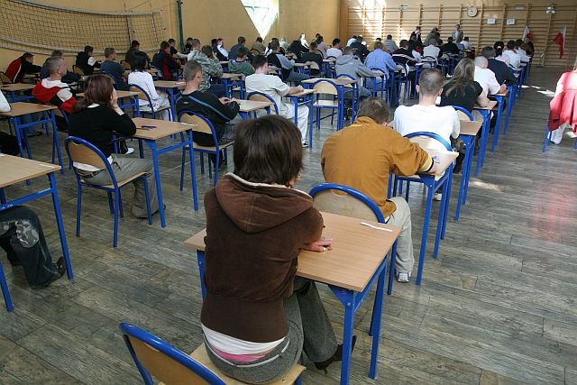 NIK opublikowała druzgocący raport o niepublicznych szkołach dla dorosłych. Naukę kończy tylko co piąta osoba a do matury podchodzi co pięćdziesiąta