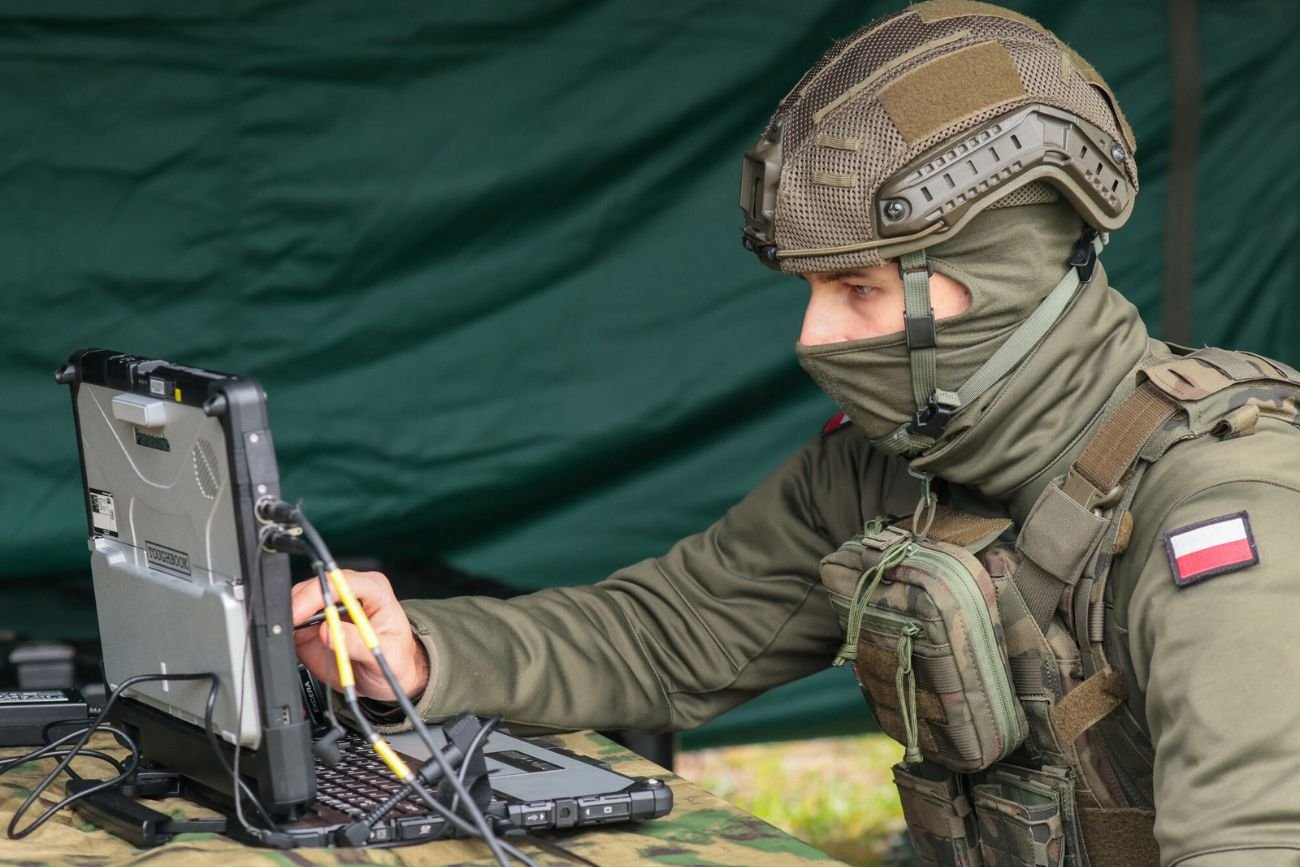 Krajowe inwestycje objęły m.in. produkcję nowoczesnych wozów bojowych, amunicji i systemów obrony powietrznej.