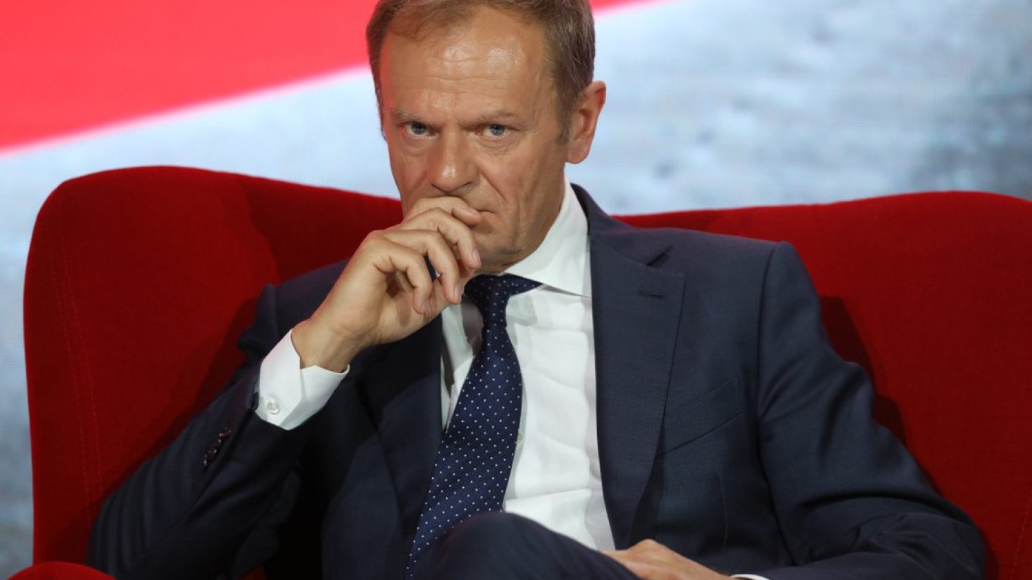 Donald Tusk na nowym stanowisku będzie zarabiać sporo mniej niż jako prezydent Europy, jednak i tak jego zarobki będą wyższe niż prezydenta Polski.