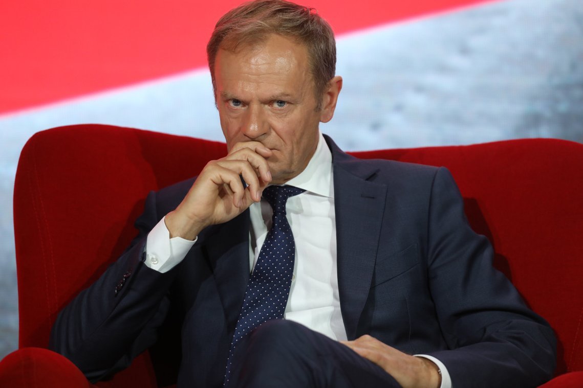 Donald Tusk na nowym stanowisku będzie zarabiać sporo mniej niż jako prezydent Europy, jednak i tak jego zarobki będą wyższe niż prezydenta Polski.