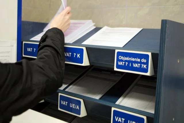 Informację o zmianie formy opodatkowania wysyłamy do naszego urzędu skarbowego.