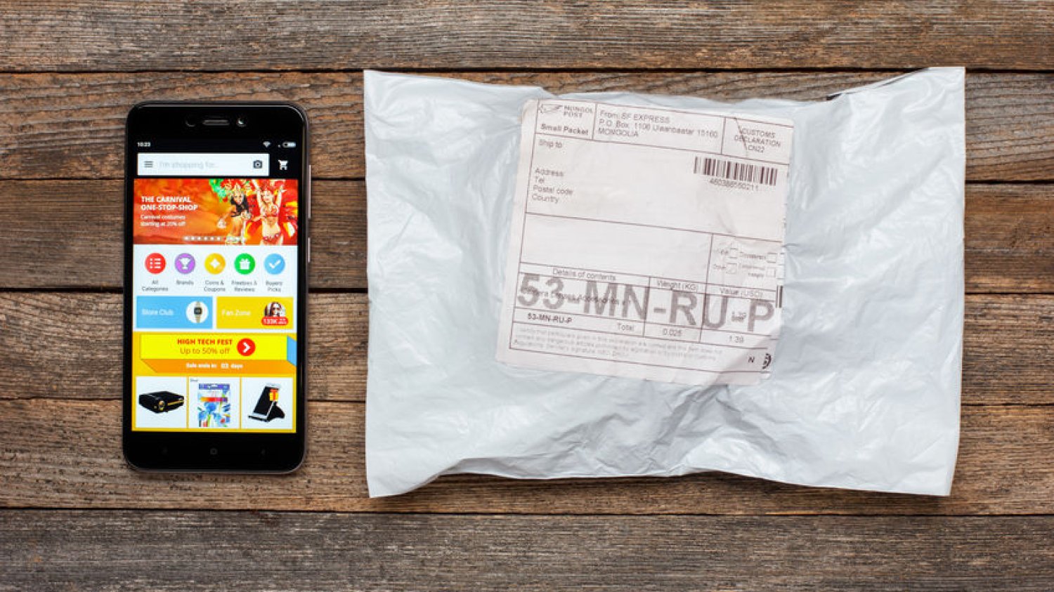 Smartfon i paczka z Chin na drewnianym stole.