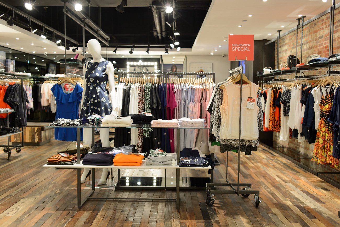 manekiny ubrane na kolorowo w sklepie z odzieżą damską