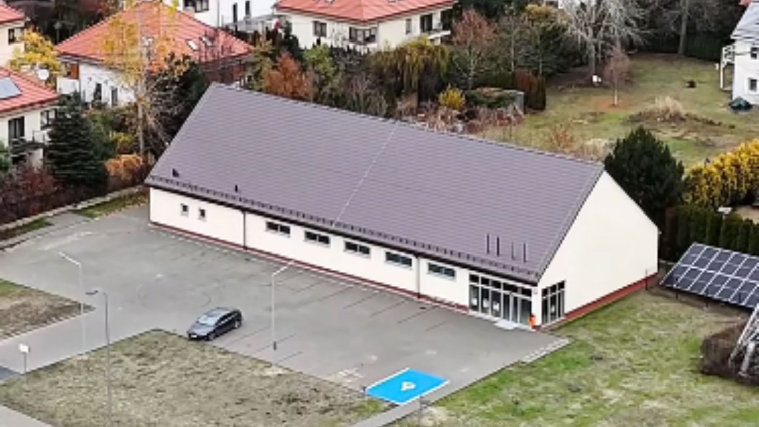 Dino w Wilanowie już stoi mimo protestów. "Zamienić na Pewex albo Zarę"