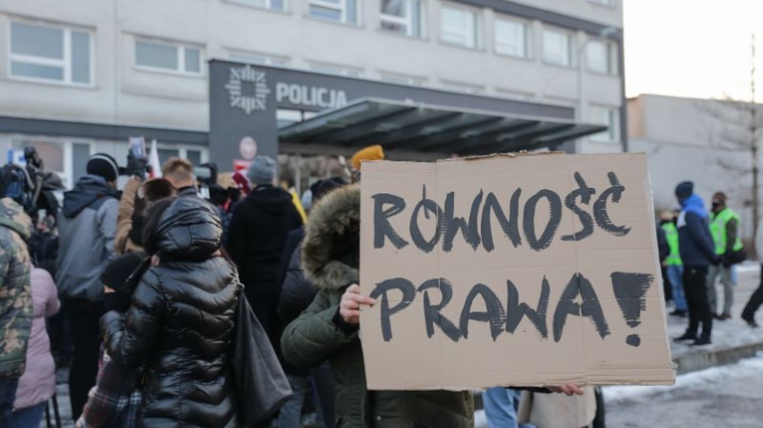 Protestujący mieli transparenty, m.in. "Zamknąć rząd, otworzyć gospodarkę".