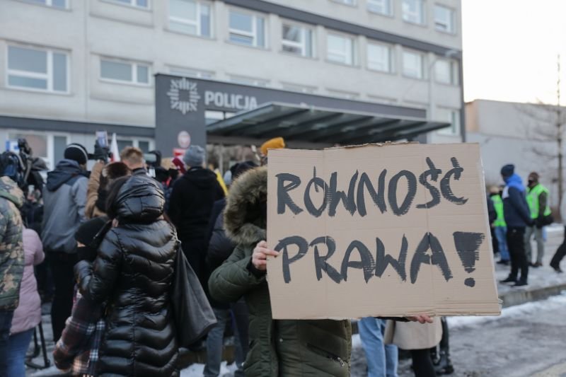 Protestujący mieli transparenty, m.in. "Zamknąć rząd, otworzyć gospodarkę".