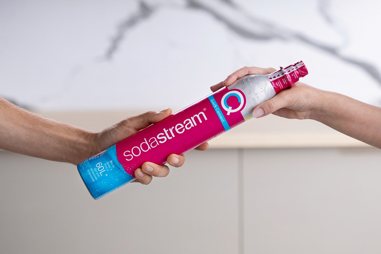 Różowy cylinder do saturatora marki SodaStream. - tytułowa