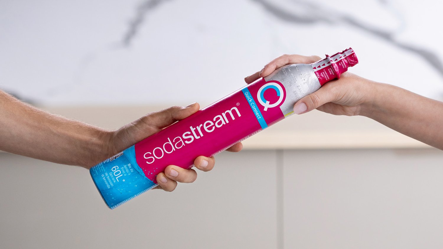 Różowy cylinder do saturatora marki SodaStream. - tytułowa