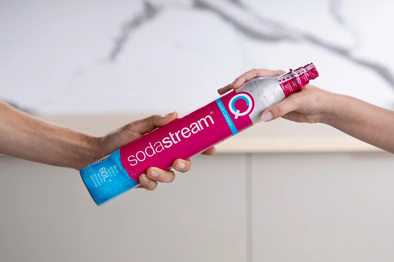 Nabój SodaStream, czy potrzebujesz zapasowego? Różowy cylinder do saturatora marki SodaStream. - tytułowa