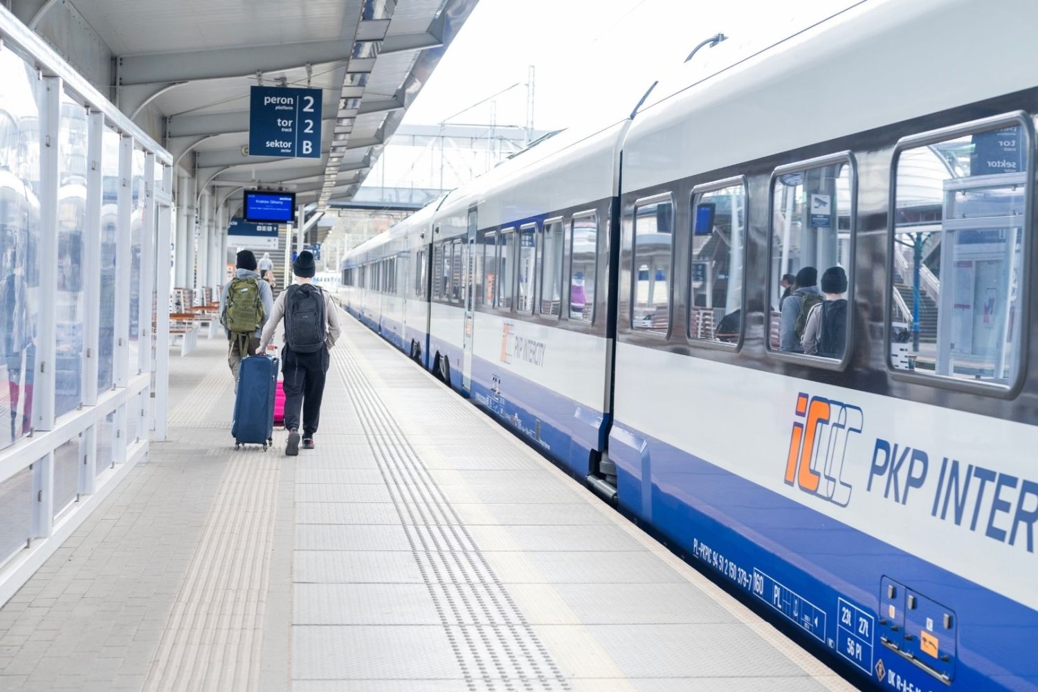 Korekta rozkładu jazdy od 30 sierpnia. Te trasy skrócą się o pół godziny. ludzie na peronie, pociąg `PKP Intercity.