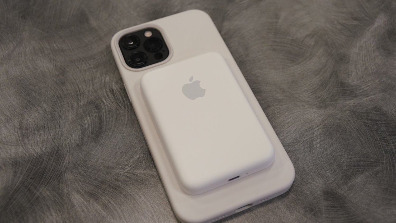 iPhone z podłączonym powerbankiem MagSafe.