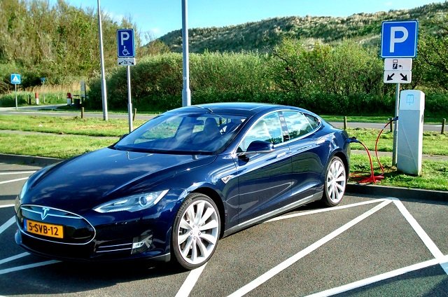 Tesla S. Takim modelem jeździ twórca pierwszej wypożyczalni aut elektrycznych w Polsce.