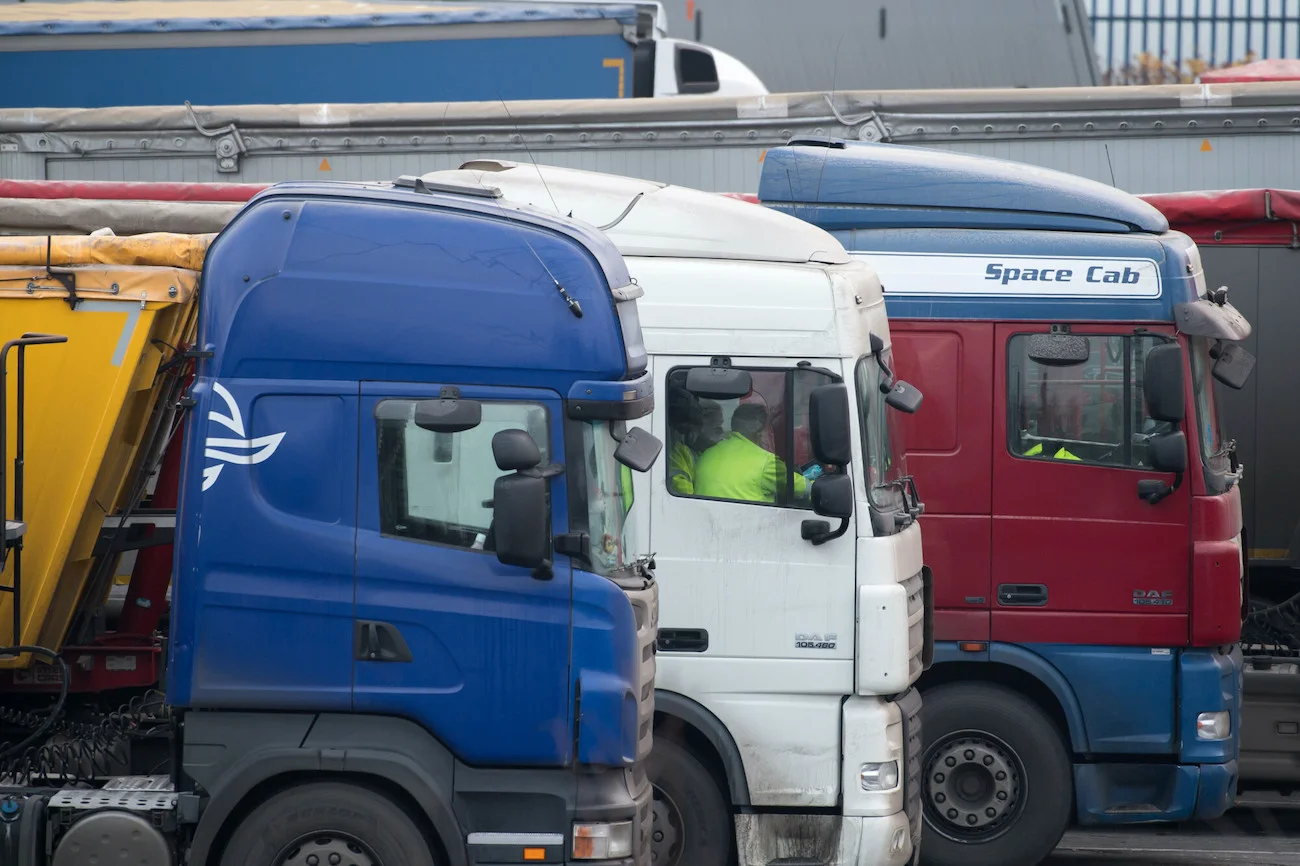 Ile zarabia kierowca tira? To zależy m.in. od kraju, w którym pracuje, a także od długości tras, które obsługuje.