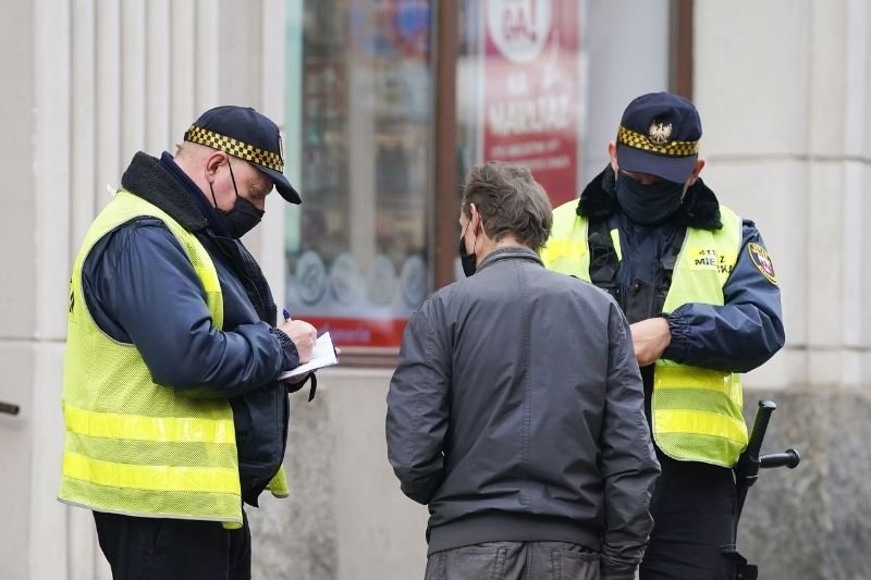 Policja może skierować do sanepidu wniosek o ukaranie osoby łamiącej obostrzenia epidemiczne.