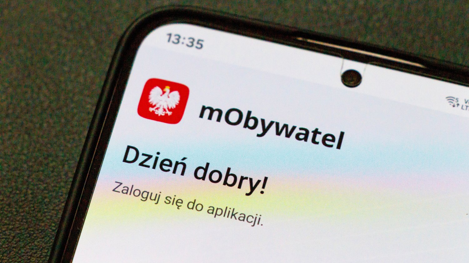 Rozliczenie PIT w mObywatel to tylko początek. Oto co możesz zrobić w aplikacji. Aplikacja mObywatel na ekranie smartfona.