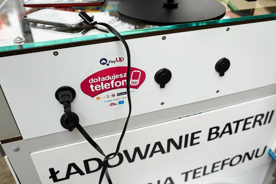 Rower z baterią sloneczną do ładowania telefonów komórkowych.