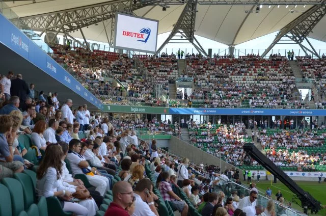 Firma założona przez Leszka Gierszewskiego sponsorowała mecz charytatywny zorganizowany w szczytnym celu przez Fundację TVN „Nie jesteś sam”