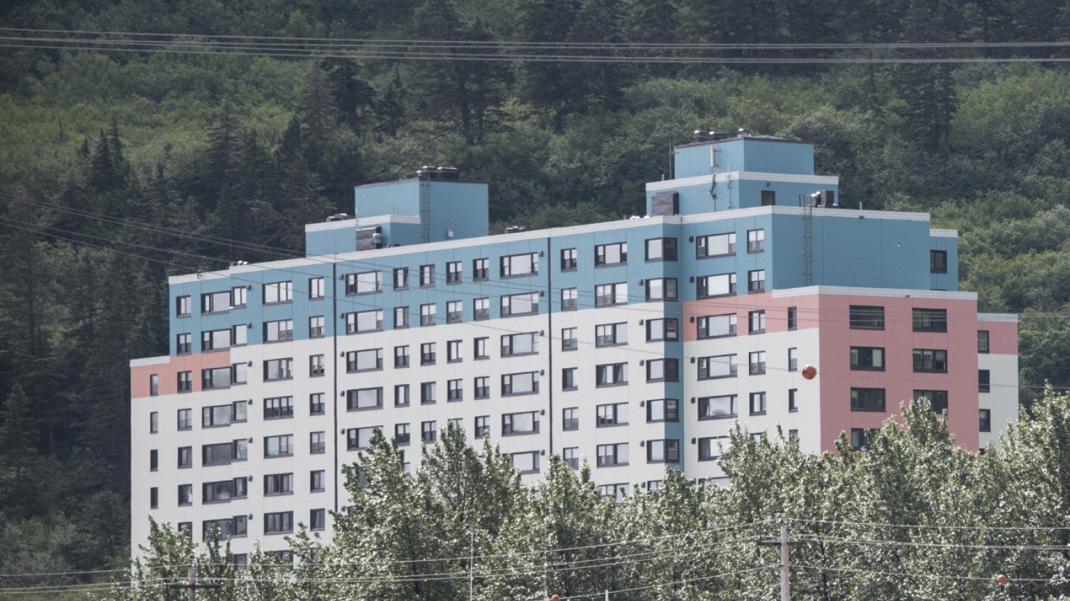 Blok mieszkalny Begich Towers na Alasce