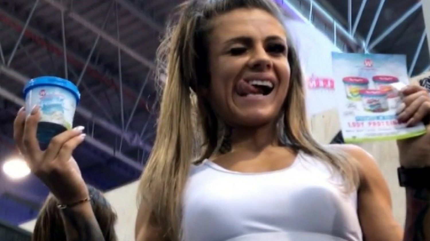 Fragment reklamy lodów proteinowych Whoopy Whey.