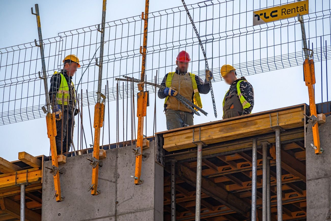 Zarobki pracowników fizycznych na budowach nie są przesadnie wygórowane.